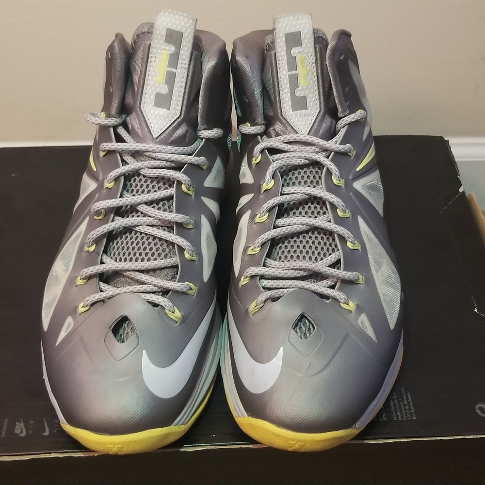 Nike Basketball High-Tops in Gray with Yellow Accents